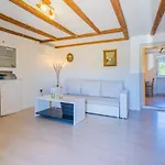 Apartment Valun1 *