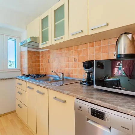 Valun1 Apartment *