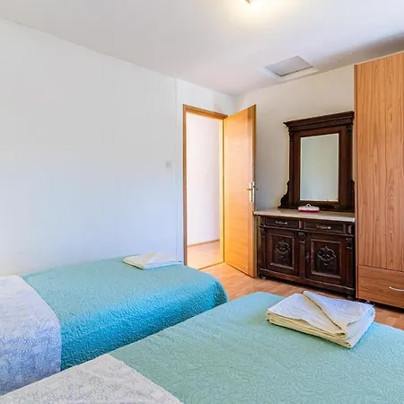 Valun1 Apartment *