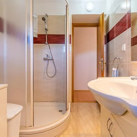 Apartment Valun1 *