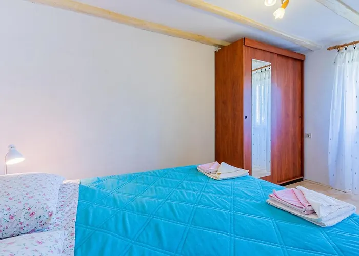 Apartment Valun1