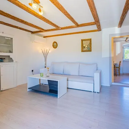 Apartment Valun1 *